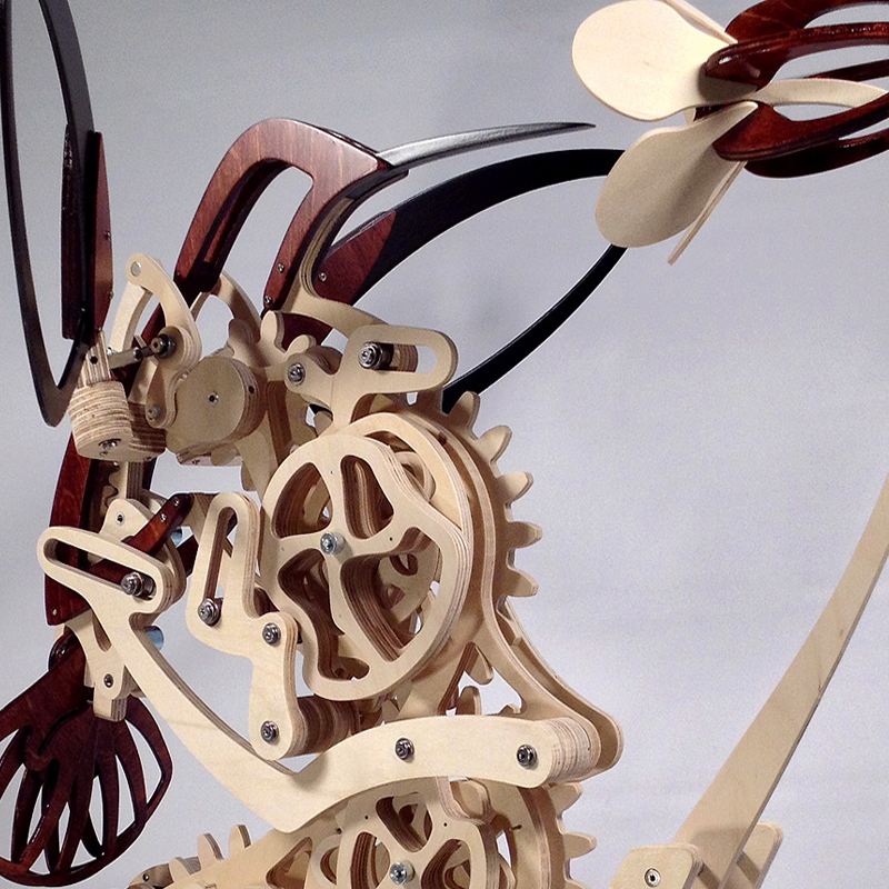 Scultura cinetica in legno a forma di colibrì