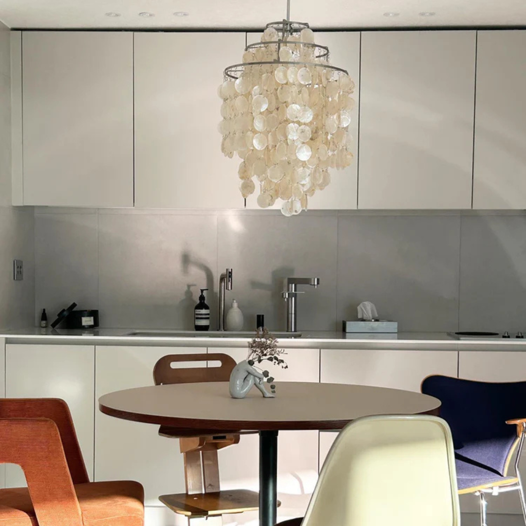 Lampada Vintage Elegante con Conchiglie e Atmosfera Marittima