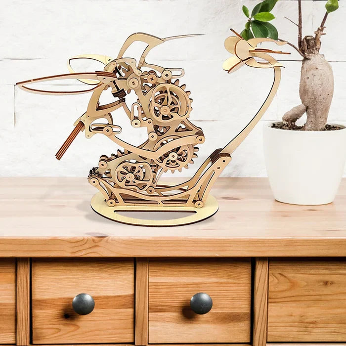 Scultura cinetica in legno a forma di colibrì