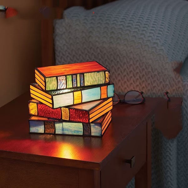 Lampada da tavolo con libri impilati