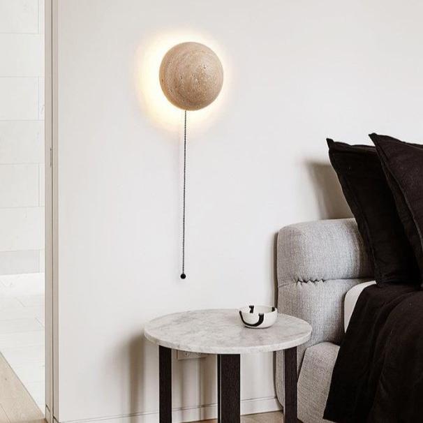 Lampada da parete cremosa in stile scandinavo che offre una luce accogliente e una semplicità elegante
