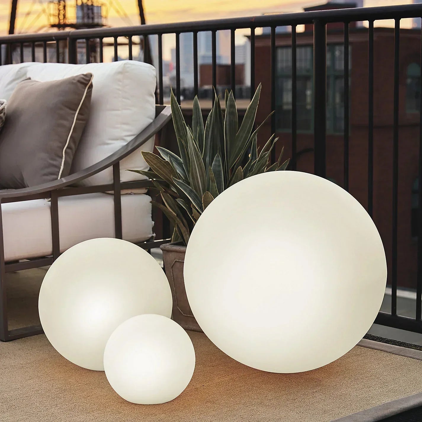 Luce da Giardino LED Rotonda Impermeabile con 16 Colori e Telecomando - Perfetta per Giardino, Portico e Feste