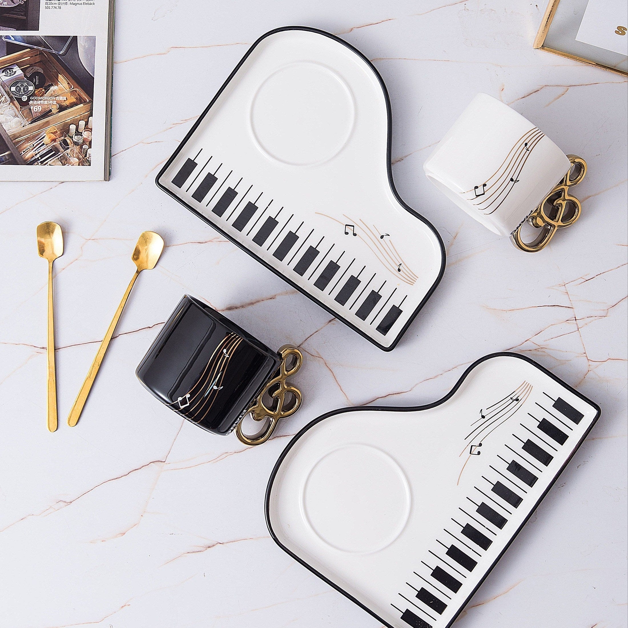 Pianissimo smaku – elegante set di tazza e vassoio per amanti della musica