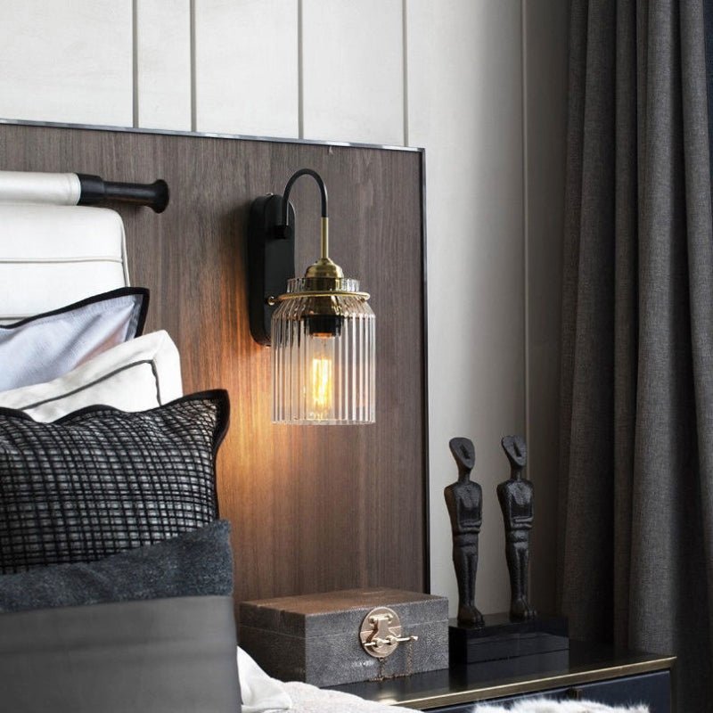 Lampada da Parete Vintage con Ombrello in Vetro Rigato – Corpo in Ferro, Base E27