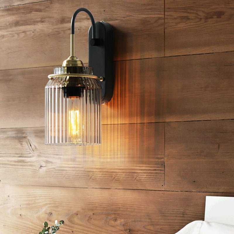 Lampada da Parete Vintage con Ombrello in Vetro Rigato – Corpo in Ferro, Base E27