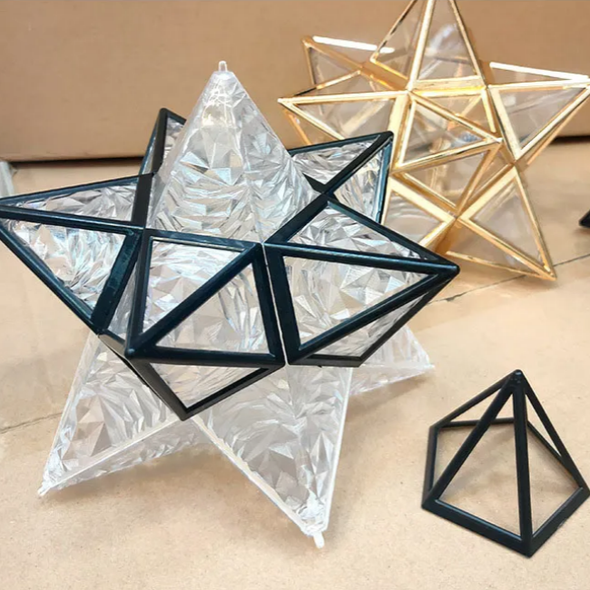 Alvessa | Lampada da soffitto a forma di stella con finitura dorata per un'illuminazione interna calda