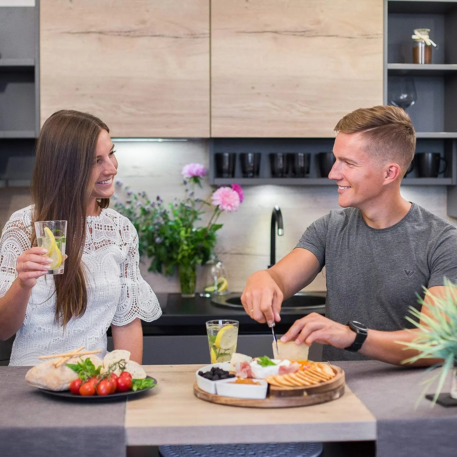 Plankora – Elegante Tagliere e Set di Coltelli per Presentazioni Festive