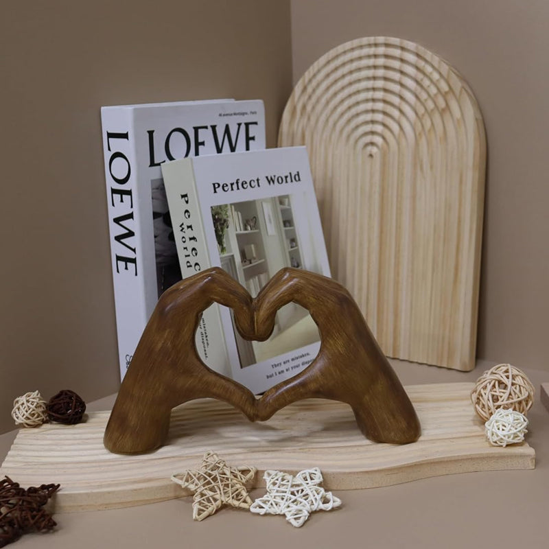 Scultura a Forma di Cuore: Arte Moderna con un Tocco Romantico