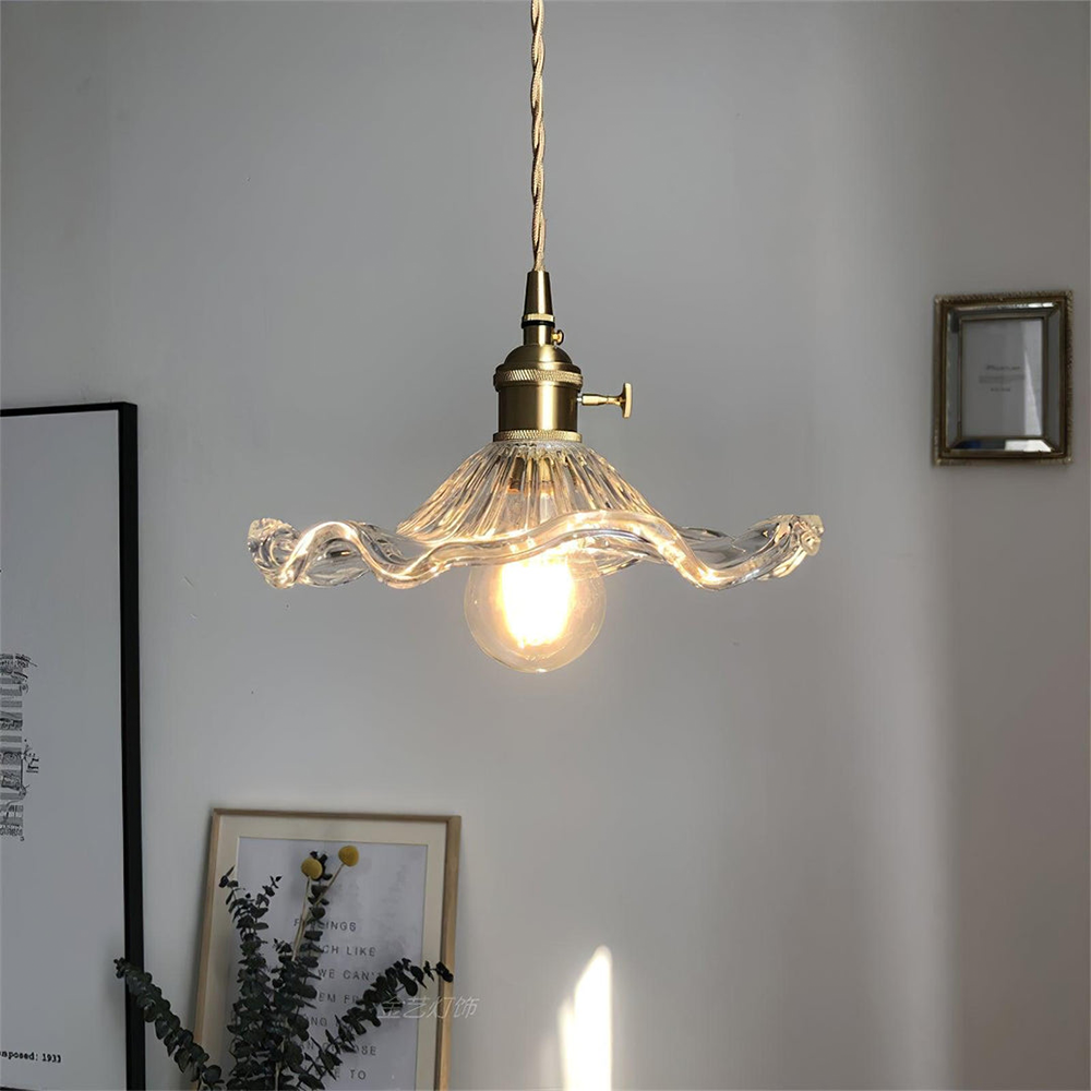 Luvessa | Lampada a sospensione in vetro a forma di fiore con finitura in ottone per un'illuminazione elegante in sala da pranzo e camera da letto
