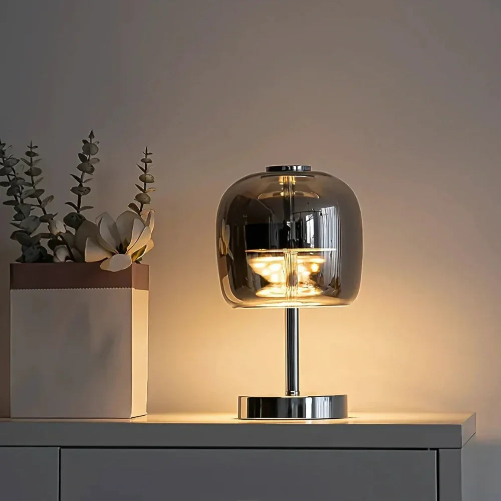 NovaLume – Lampada da tavolo moderna con luce dimmerabile e connessione USB in ferro e vetro