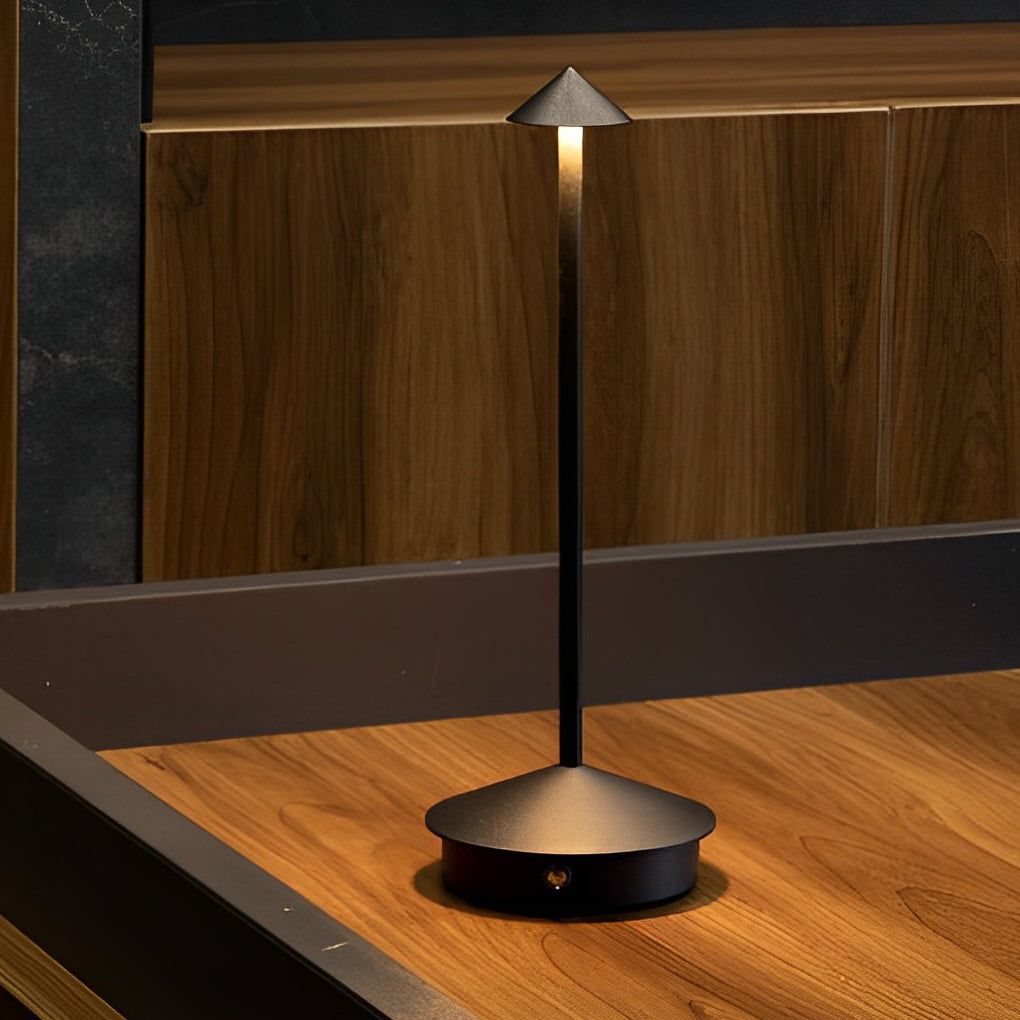Pina Pro - Lampada da Tavolo USB Dimmerabile e Stilosa