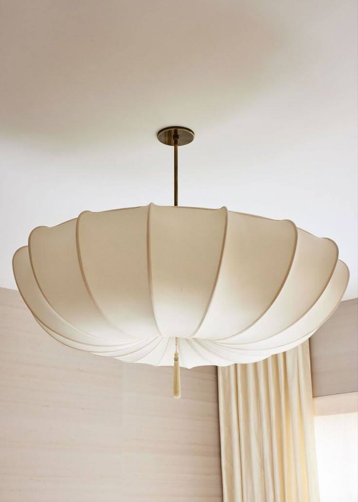 Velara | Lampada a Sospensione in Tessuto Contemporanea con Design Sculpturale a Nuvola e Illuminazione Ambientale Calda