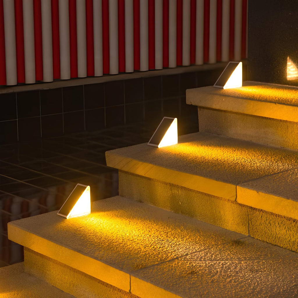 Luci LED a Passo Alimentate da Sole per Esterni con Design Triangolare