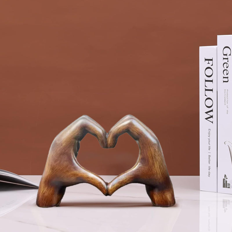 Scultura a Forma di Cuore: Arte Moderna con un Tocco Romantico