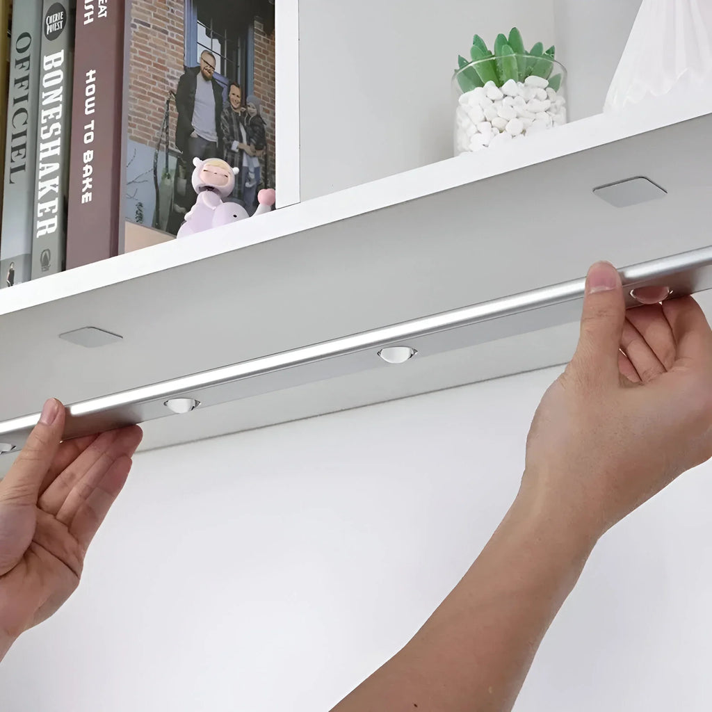 GlowTrack – Luce LED Ricaricabile con Sensore di Movimento