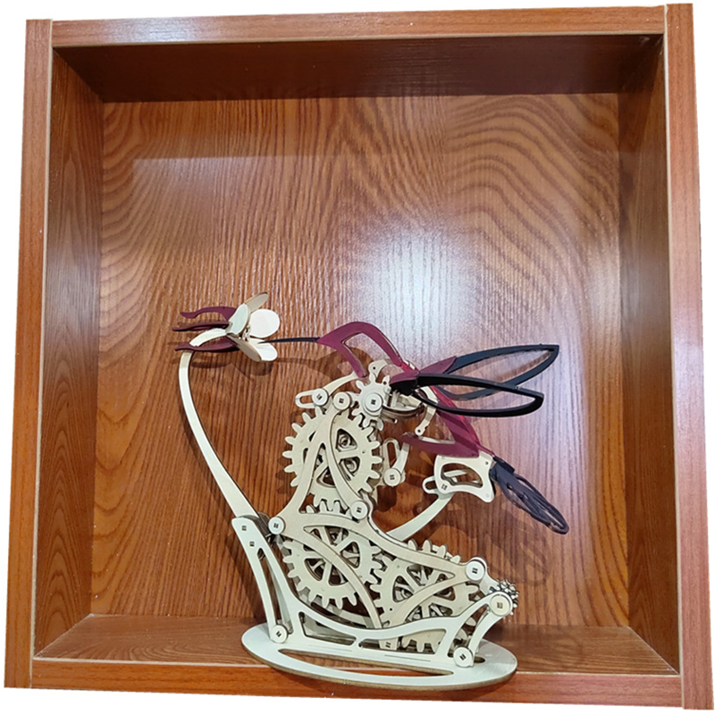 Scultura cinetica in legno a forma di colibrì