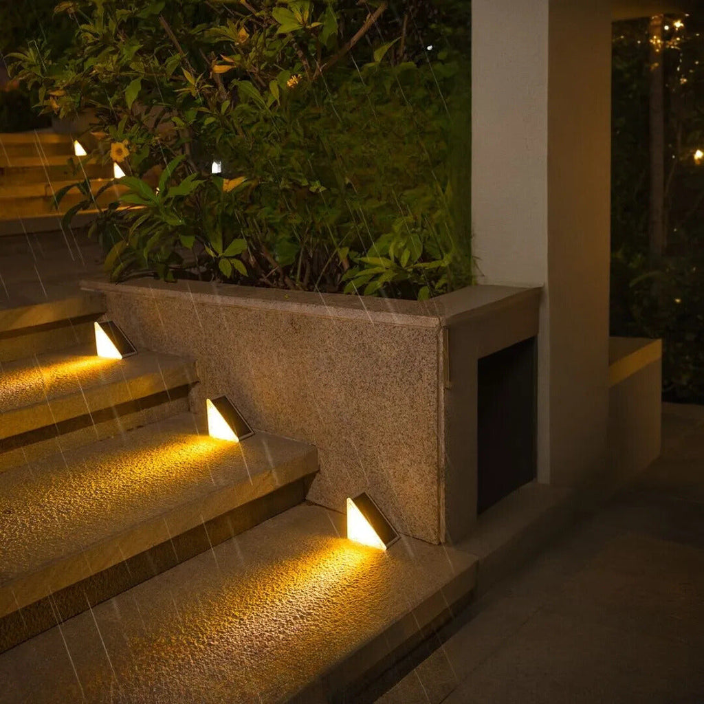 Luci LED a Passo Alimentate da Sole per Esterni con Design Triangolare