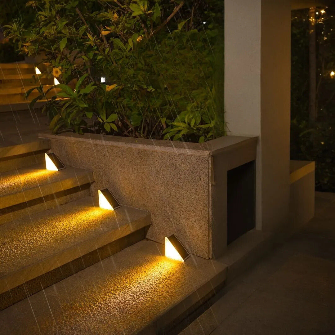 Luci LED a Passo Alimentate da Sole per Esterni con Design Triangolare