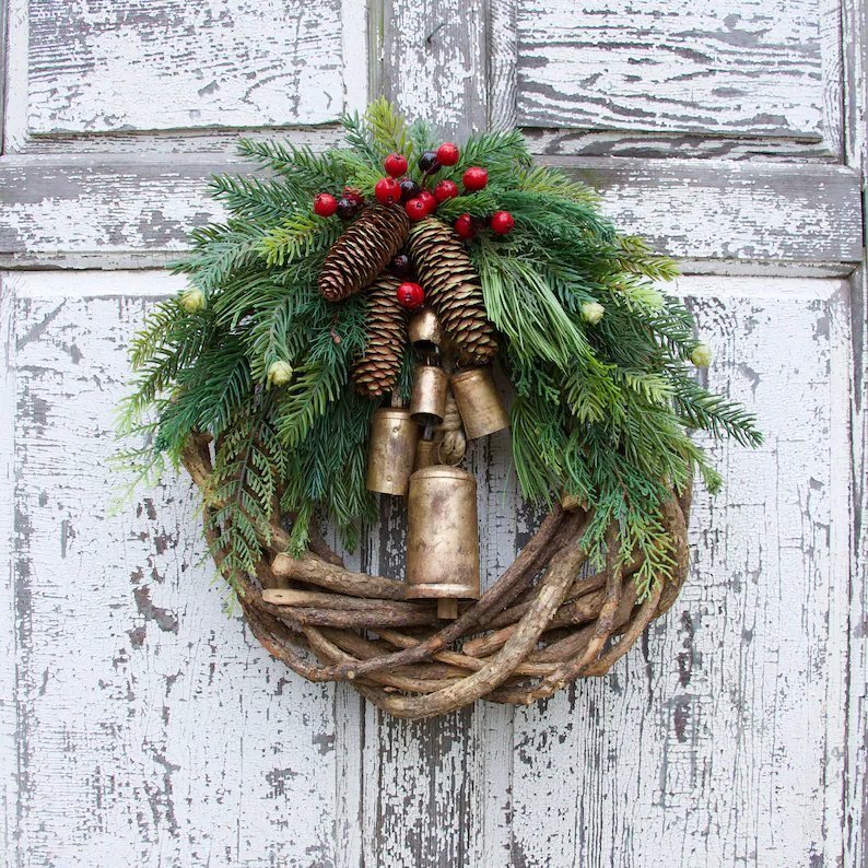 Ghirlanda di Natale Stile Boho Base in Vite Rustica con Pigne e Campane Dorate