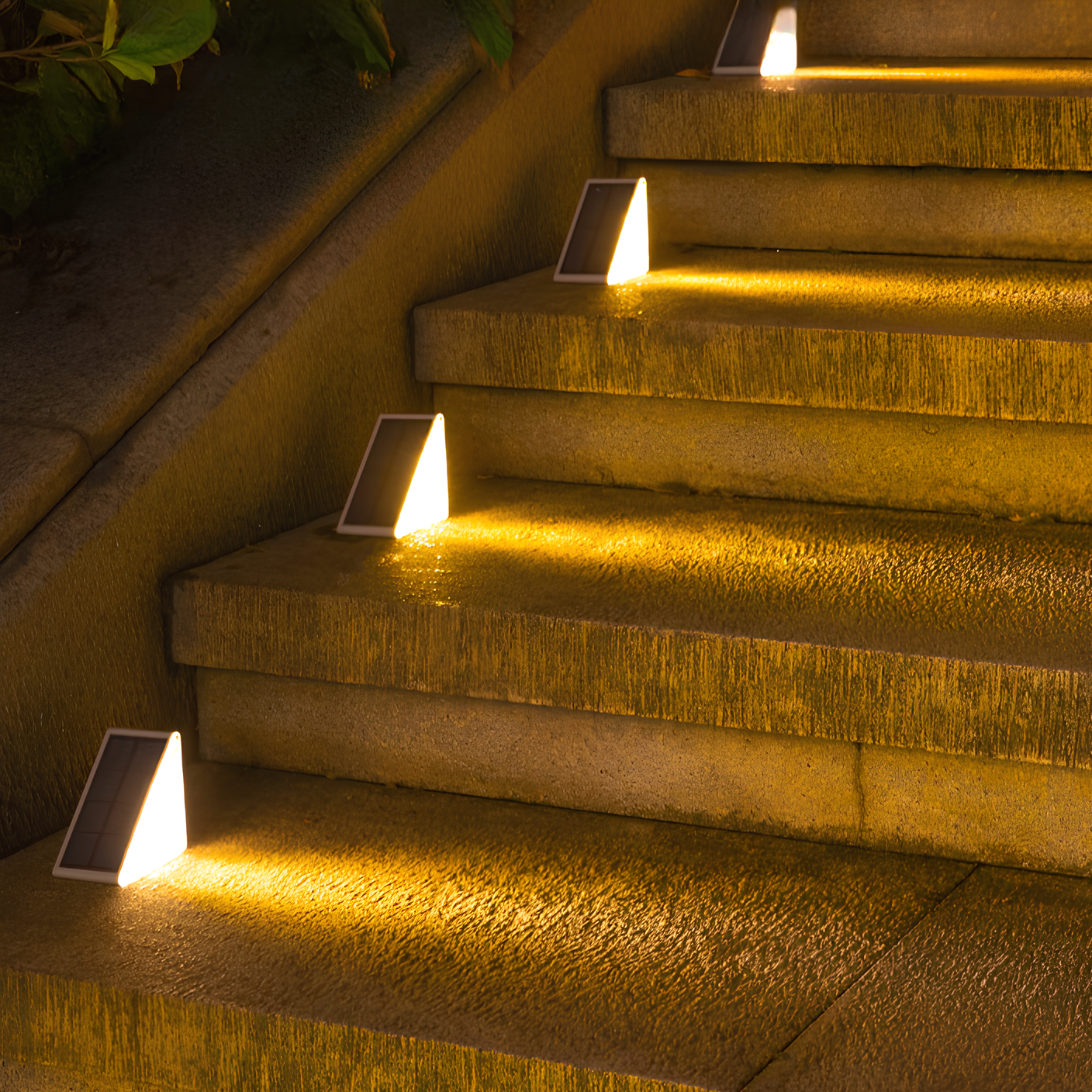 Luci LED a Passo Alimentate da Sole per Esterni con Design Triangolare