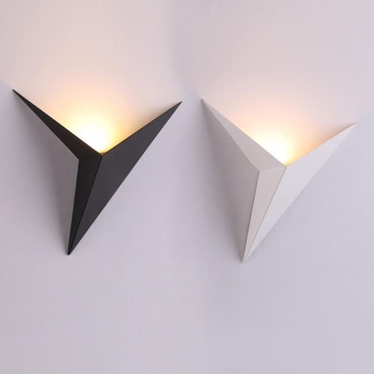 Lampada da Parete Triangolare LED Moderna per Interni Eleganti