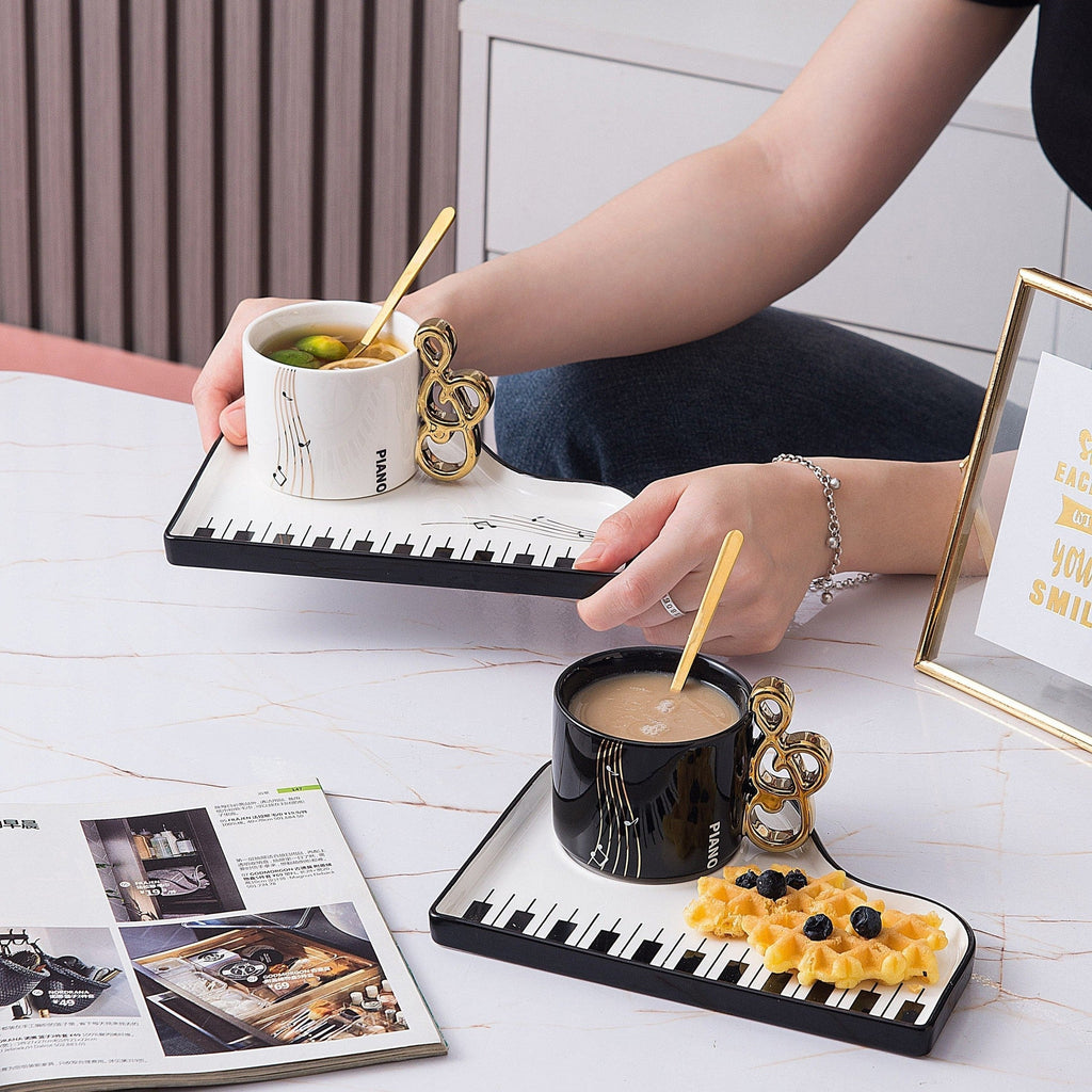 Pianissimo smaku – elegante set di tazza e vassoio per amanti della musica