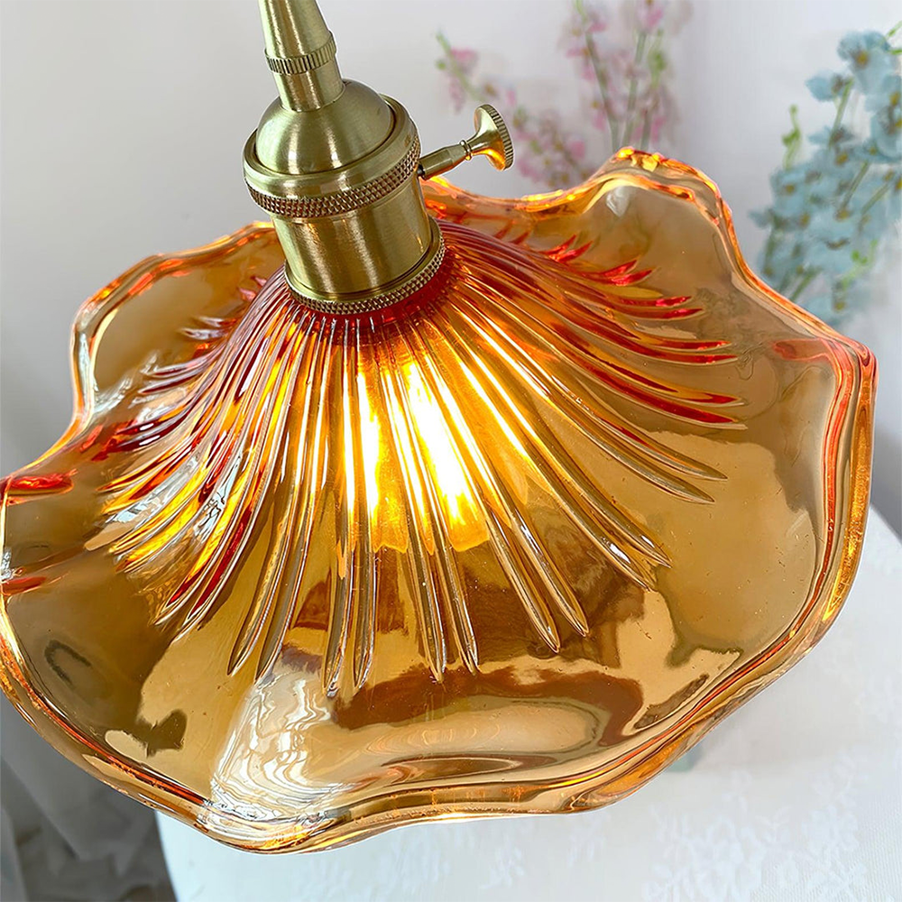 Luvessa | Lampada a Sospensione in Vetro a Forma di Fiore con Finitura in Ottone per Illuminazione Elegante in Sala da Pranzo e Camera da Letto