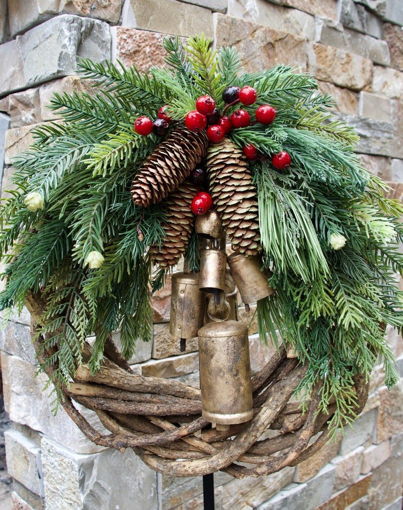 Ghirlanda di Natale Stile Boho Base in Vite Rustica con Pigne e Campane Dorate