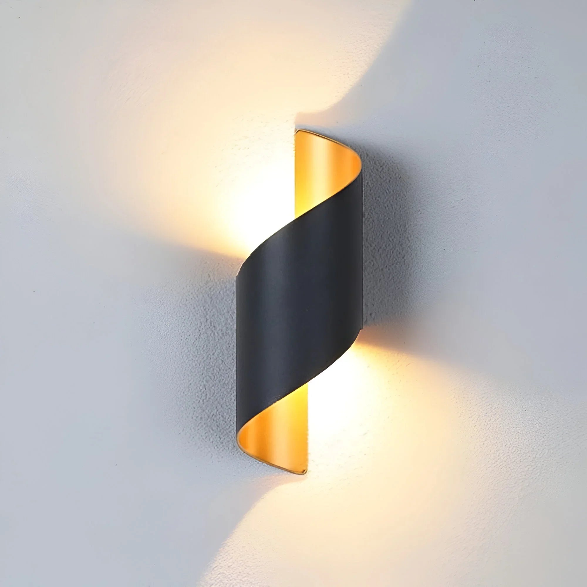 LumiTwist – Applique a LED Moderna e Twistata