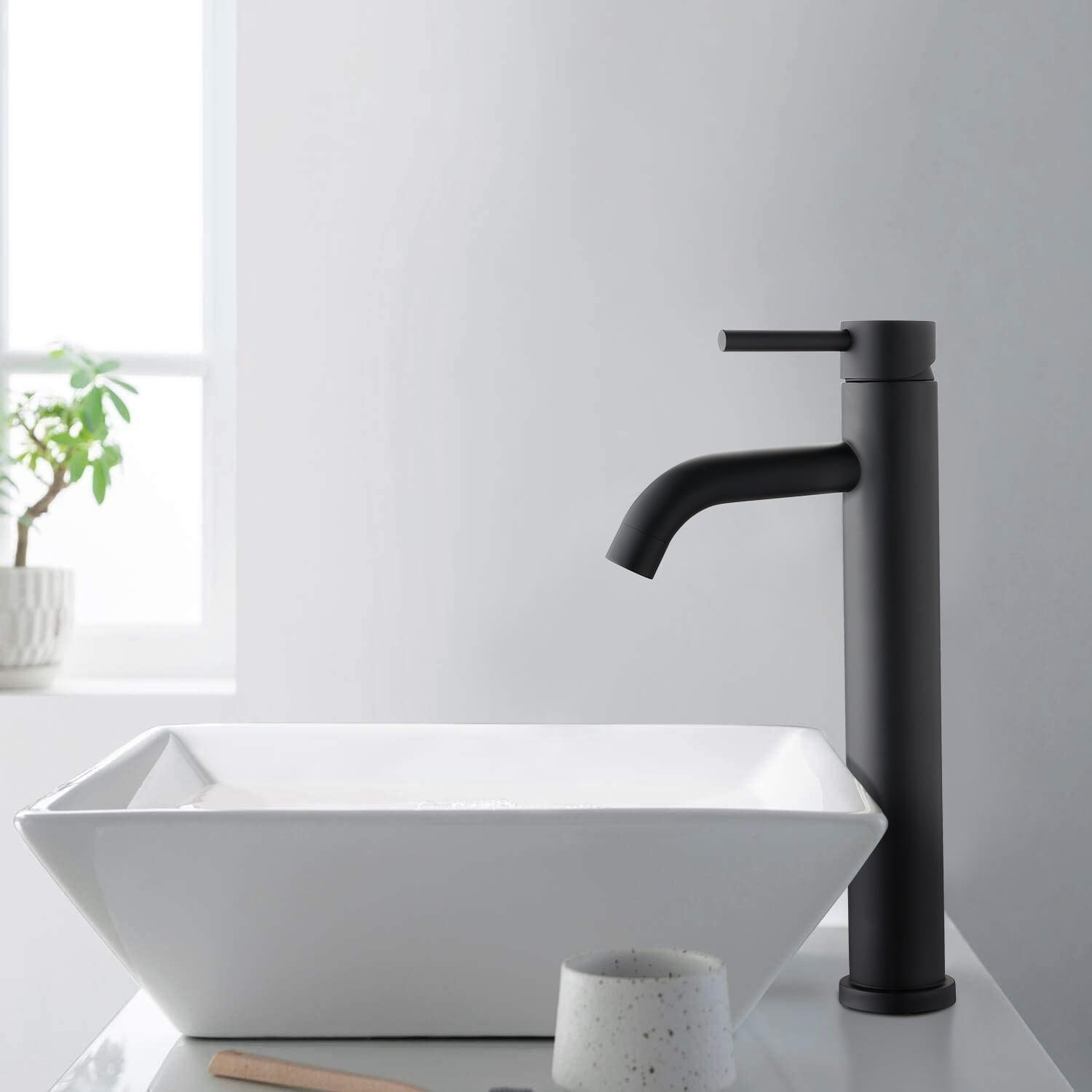 Rubinetto per acqua fredda a maniglia singola nero opaco