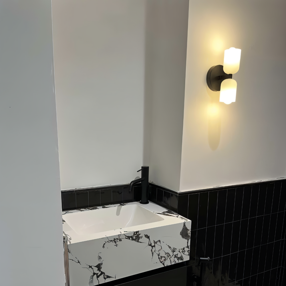 DualGlow – Applique con Due Teste in Acrilico e Metallo per Illuminazione Interna Moderna
