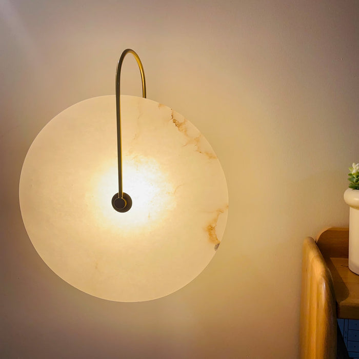Lampada LED in Alabastro da Parete – Eleganza e Serenità nella Luce