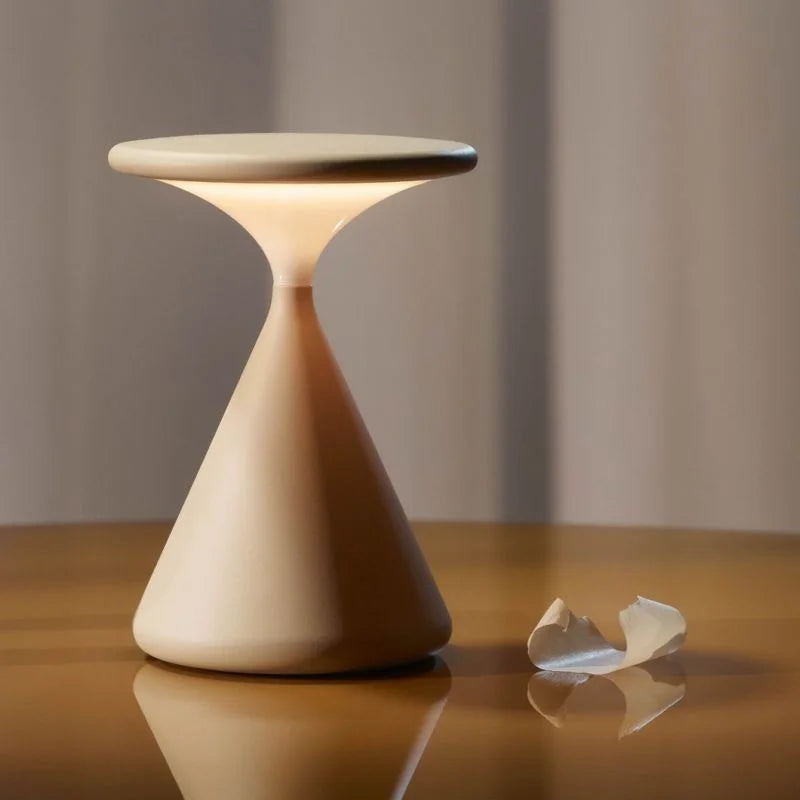 Lampada da Tavolo LED Dimbare Aeron a Clessidra – Elegante e Senza Fili