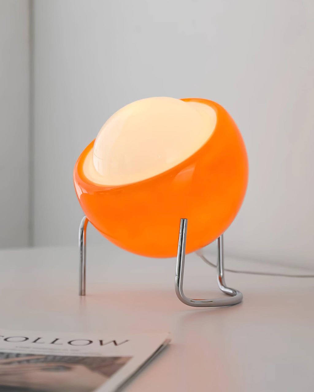 Lampada da Tavolo in Stile Bauhaus con Aspetto Vetro e Struttura in Metallo