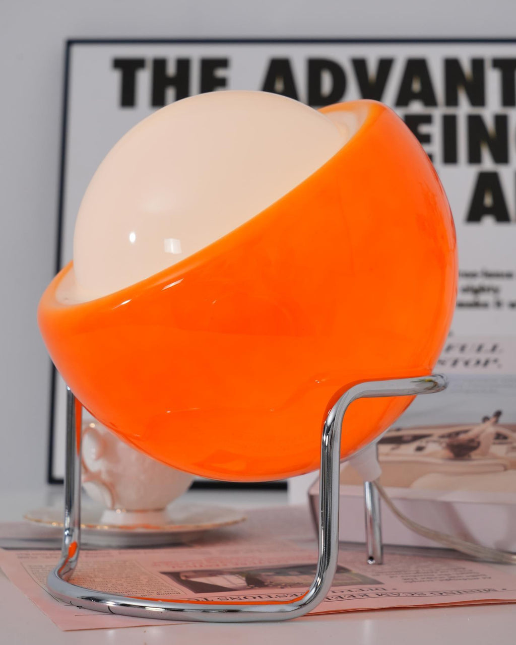 Lampada da Tavolo in Stile Bauhaus con Aspetto Vetro e Struttura in Metallo