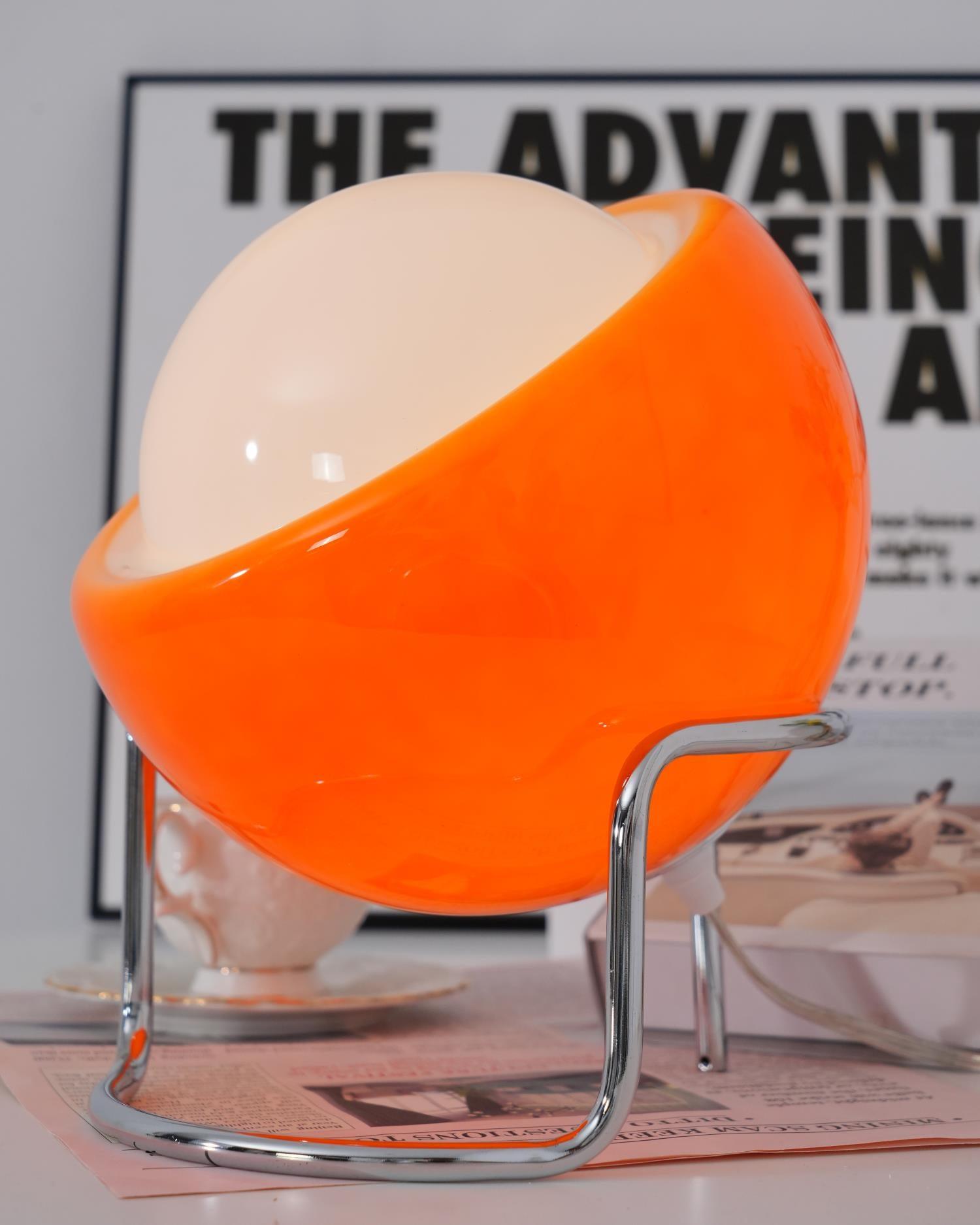 Lampada da Tavolo in Stile Bauhaus con Aspetto Vetro e Struttura in Metallo