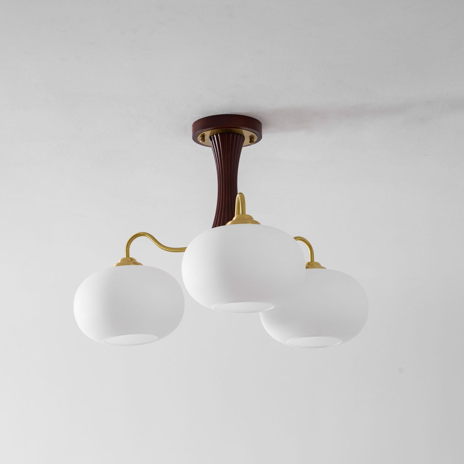 Velmirae | Lampadario in Ottone e Legno di Cachi per Soggiorni Eleganti