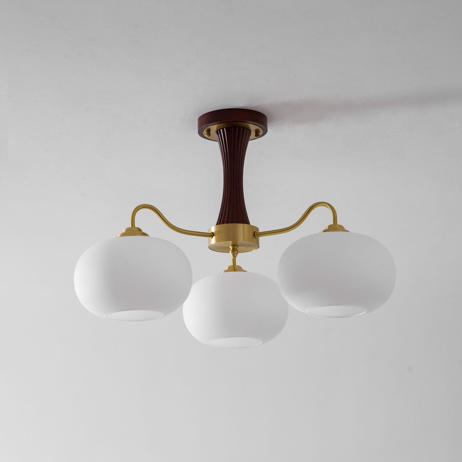 Velmirae | Lampadario in Ottone e Legno di Cachi per Soggiorni Eleganti