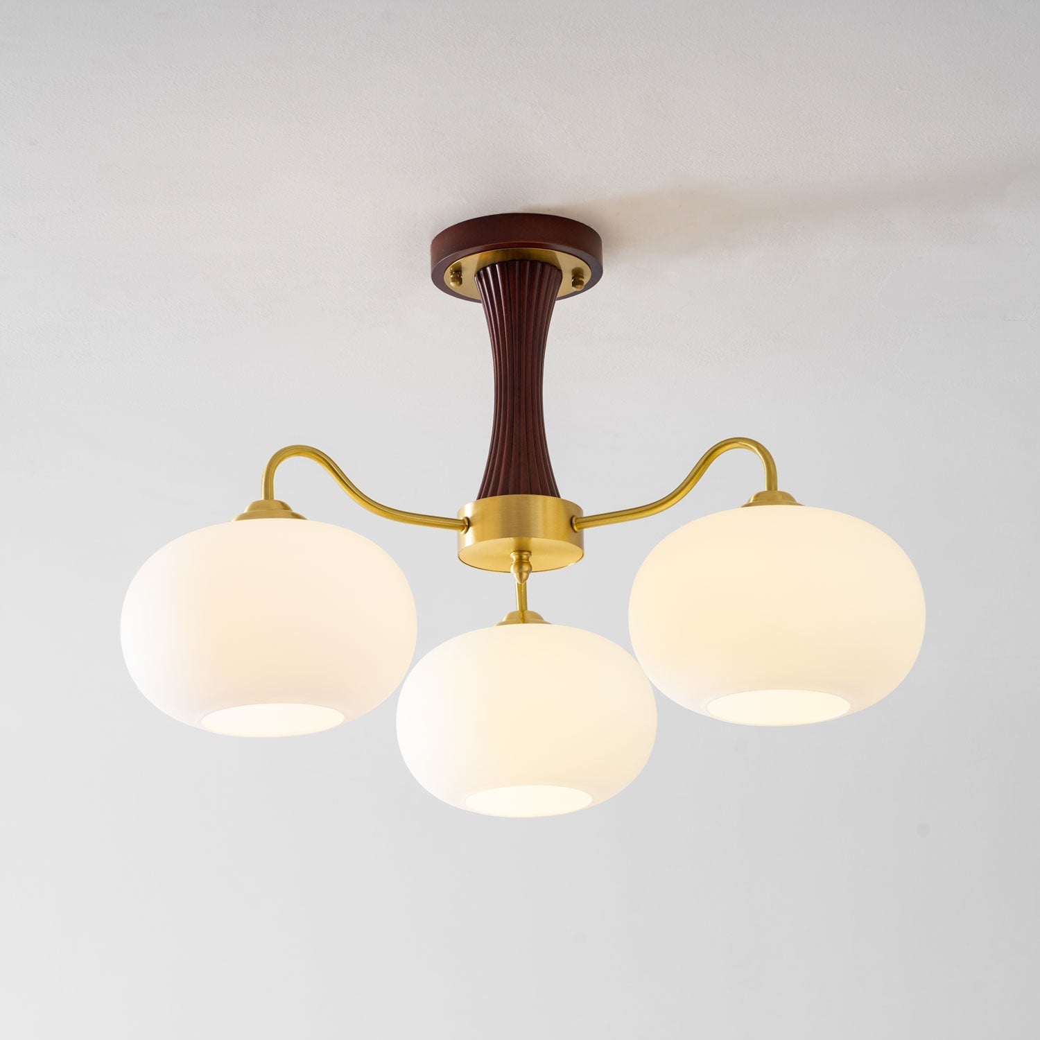 Velmirae | Lampadario in Ottone e Legno di Cachi per Soggiorni Eleganti