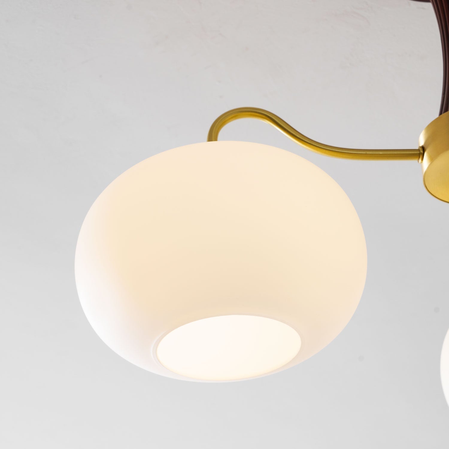 Velmirae | Lampadario in Ottone e Legno di Cachi per Soggiorni Eleganti