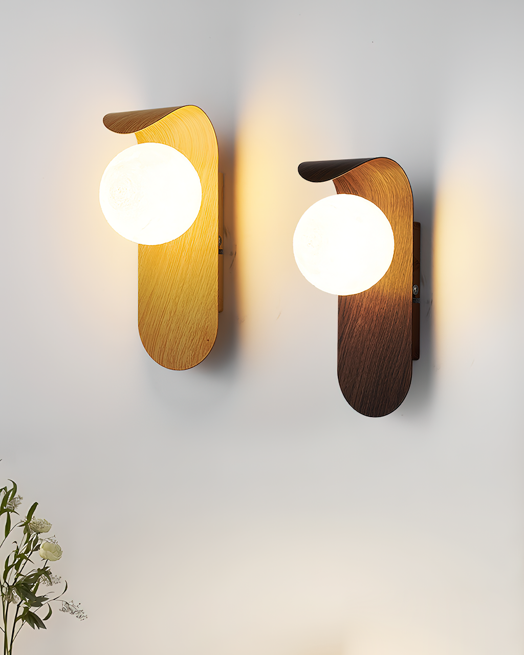 Lumirae | Applique moderna effetto legno con globi satinati per illuminazione di bagni e camere da letto