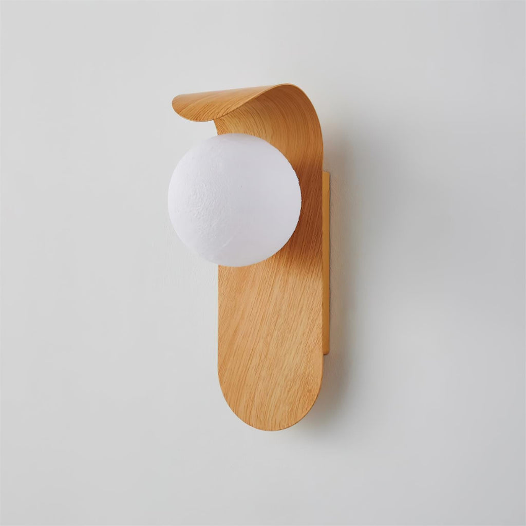 Lumirae | Applique moderna effetto legno con globi satinati per illuminazione di bagni e camere da letto