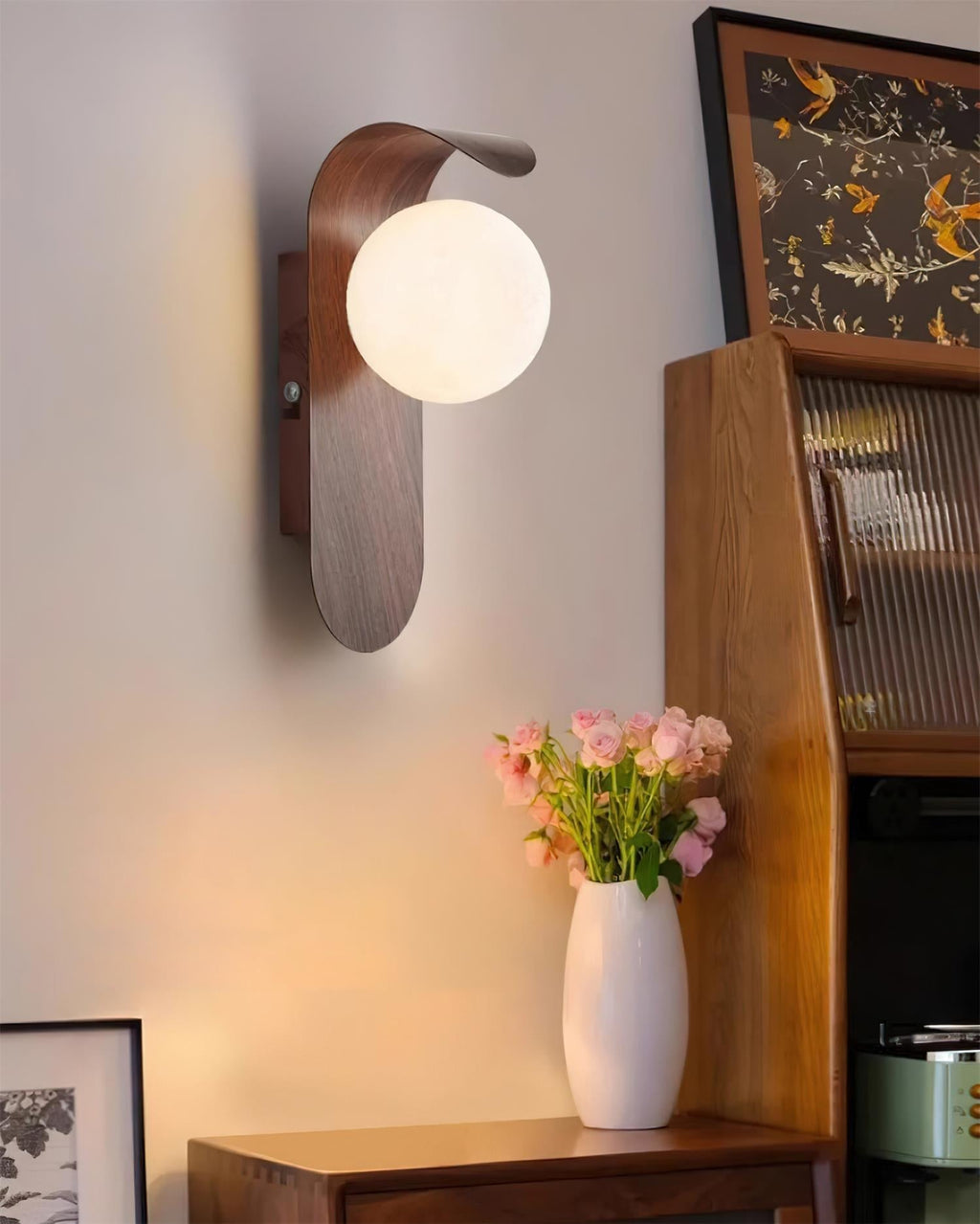 Lumirae | Applique moderna effetto legno con globi satinati per illuminazione di bagni e camere da letto