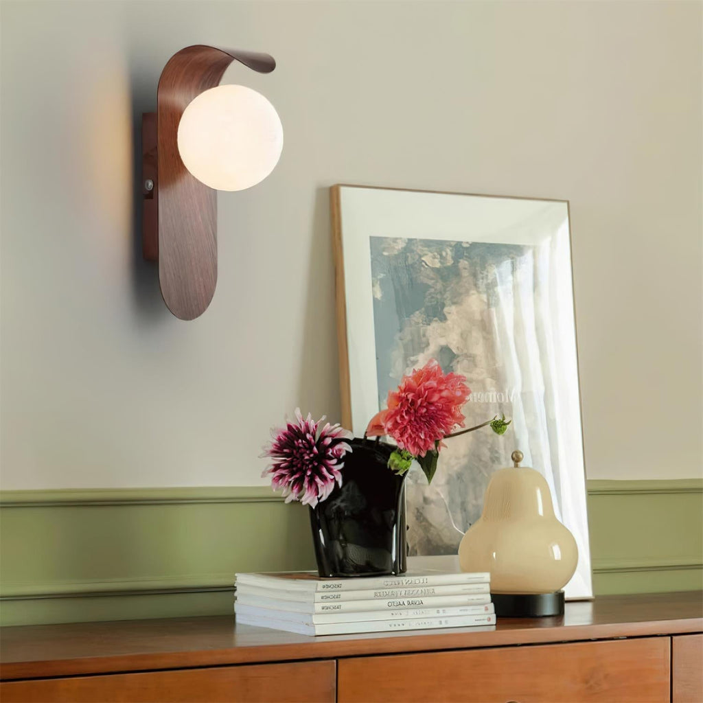 Lumirae | Applique moderna effetto legno con globi satinati per illuminazione di bagni e camere da letto