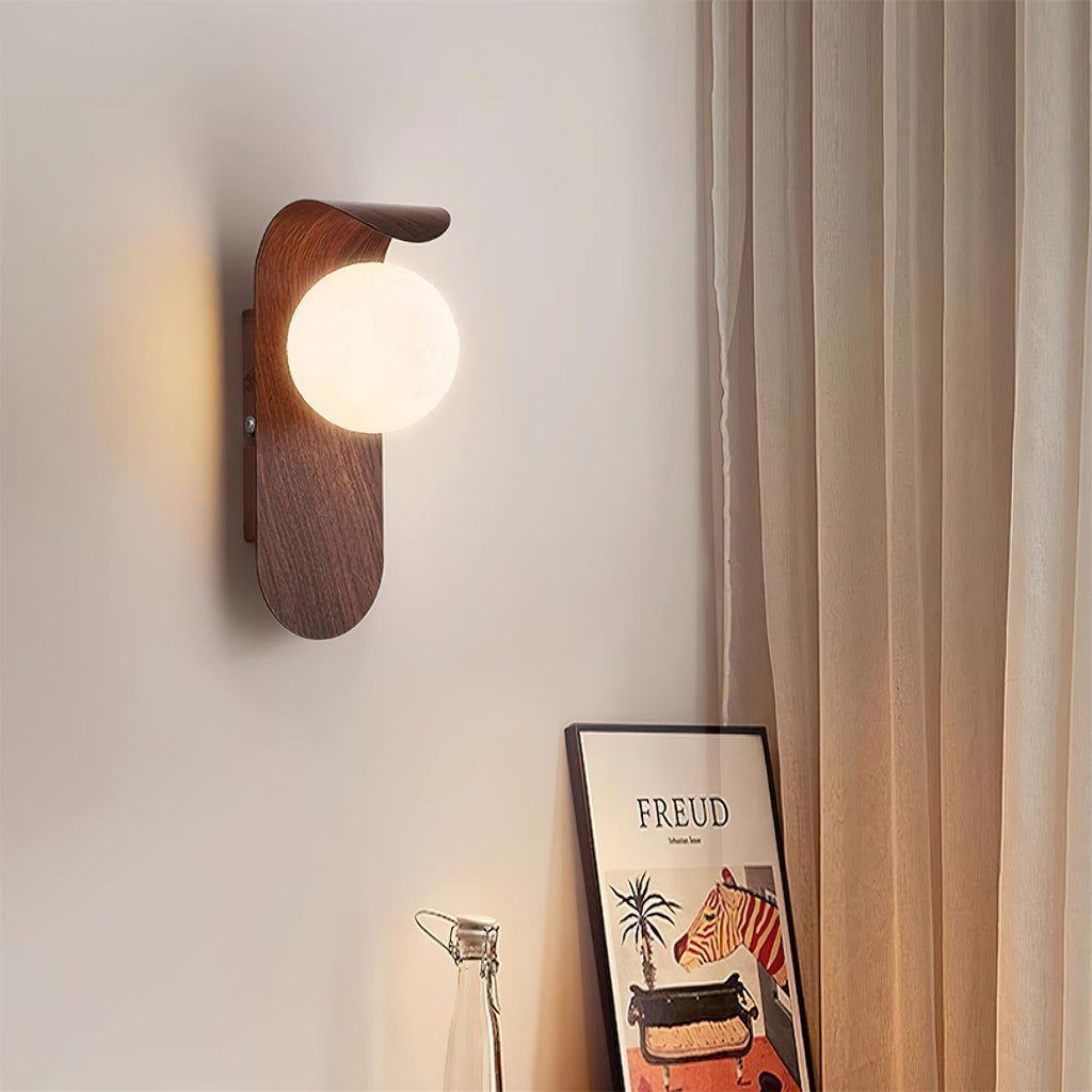 Lumirae | Applique moderna effetto legno con globi satinati per illuminazione di bagni e camere da letto