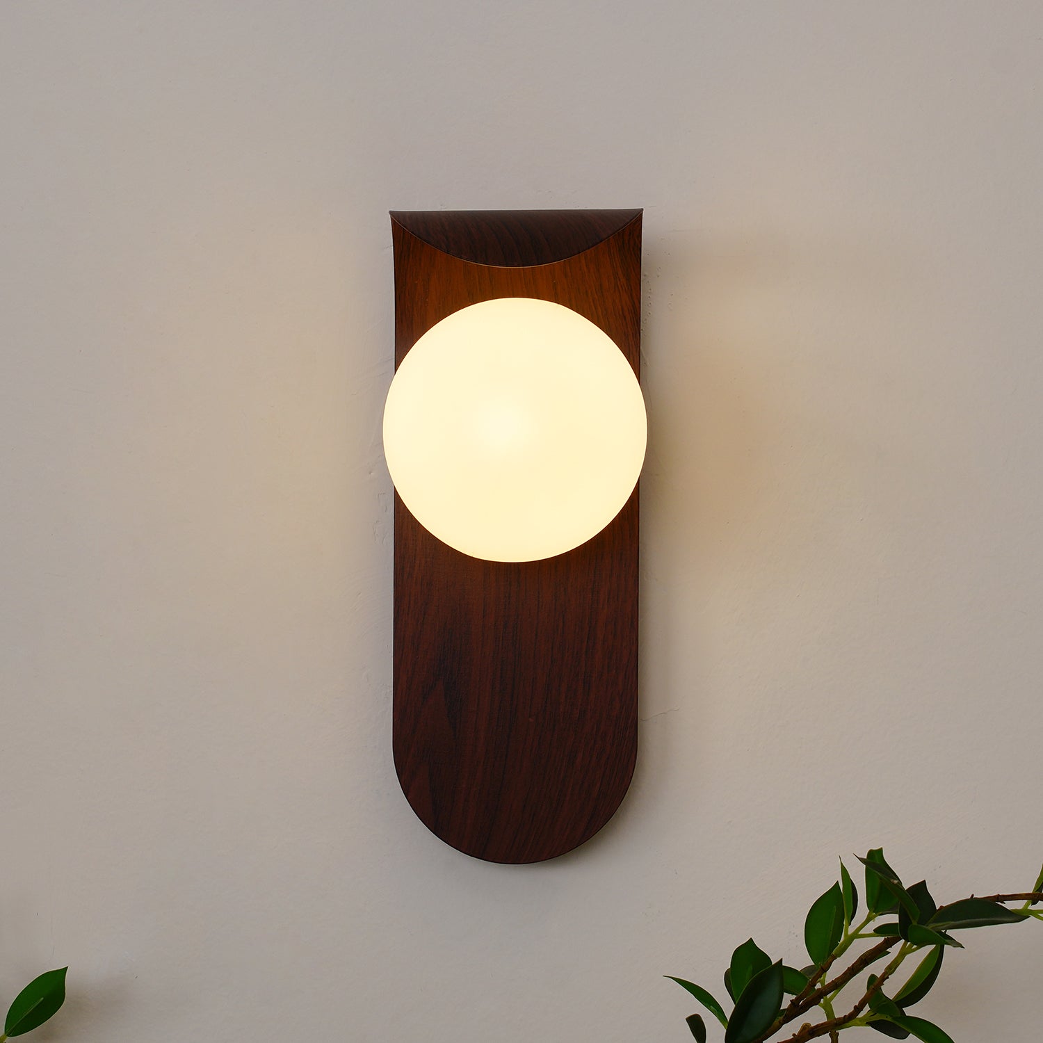 Lumirae | Applique moderna effetto legno con globi satinati per illuminazione di bagni e camere da letto