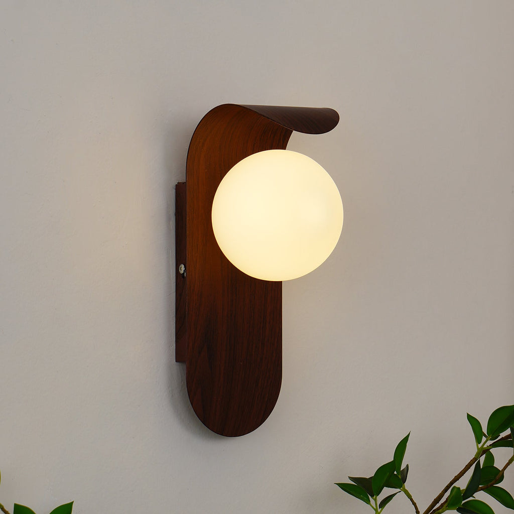 Lumirae | Applique moderna effetto legno con globi satinati per illuminazione di bagni e camere da letto