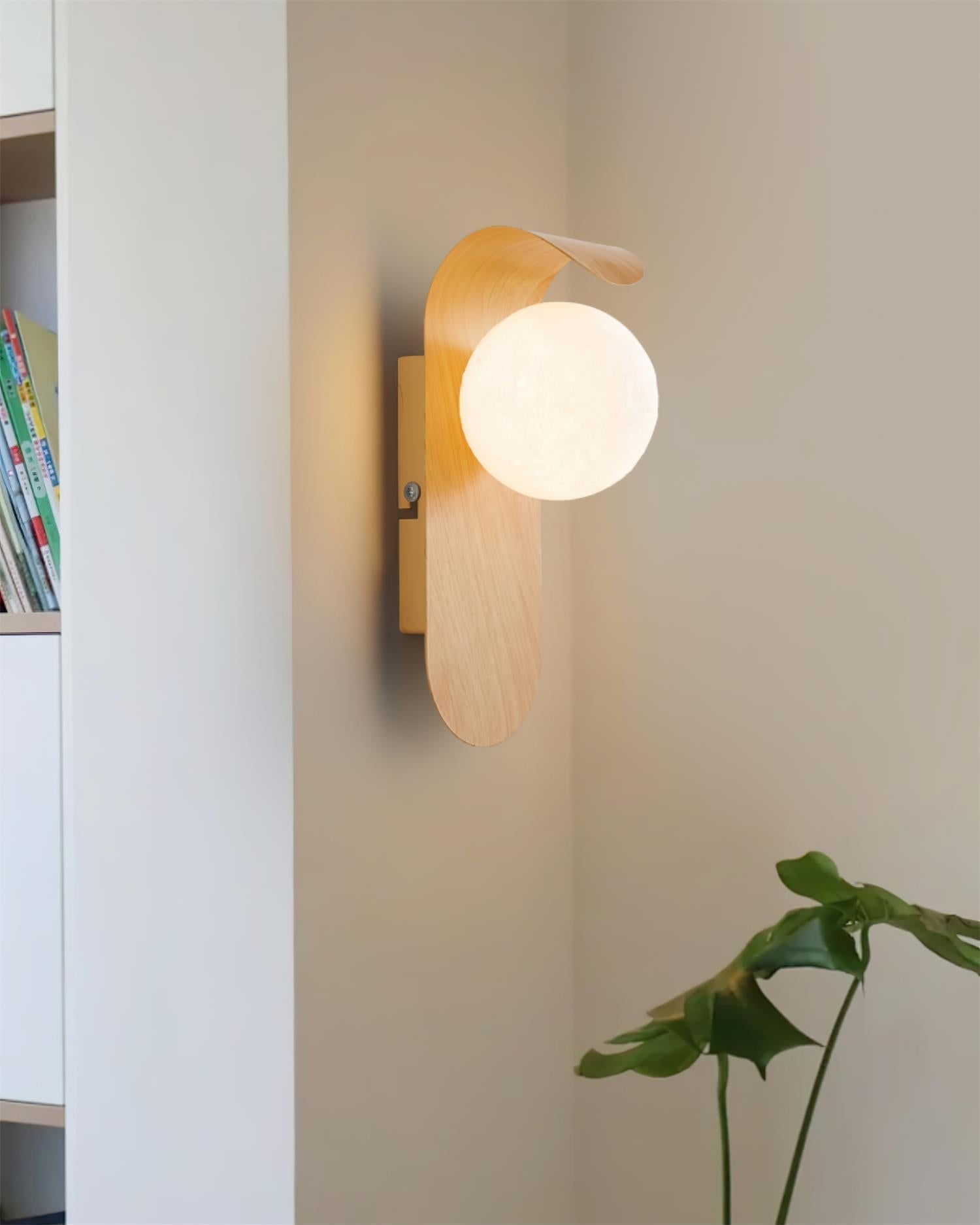 Lumirae | Applique moderna effetto legno con globi satinati per illuminazione di bagni e camere da letto