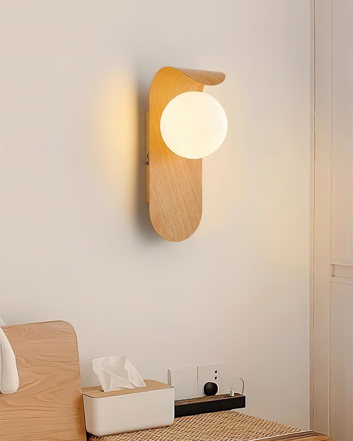 Lumirae | Applique moderna effetto legno con globi satinati per illuminazione di bagni e camere da letto