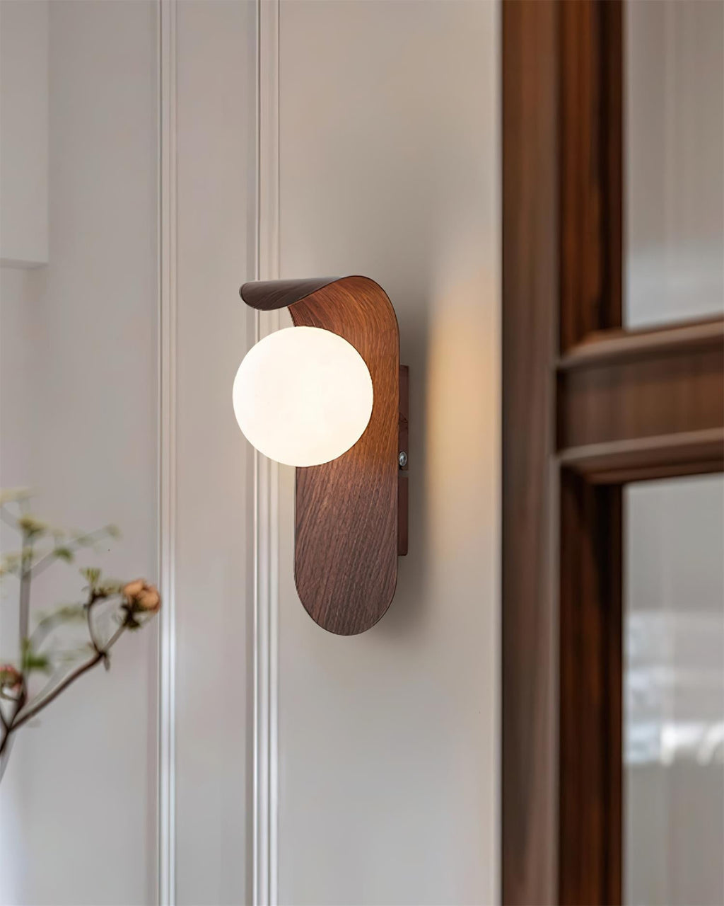 Lumirae | Applique moderna effetto legno con globi satinati per illuminazione di bagni e camere da letto